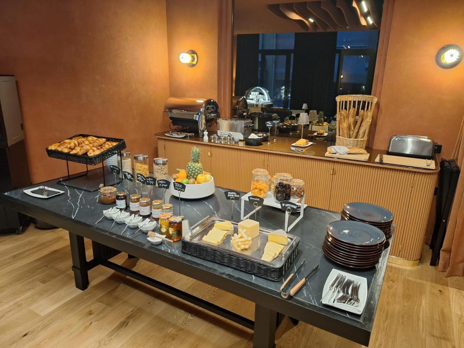 Hotel Et Restaurant Le Regina Le Puy-en-Velay المظهر الخارجي الصورة